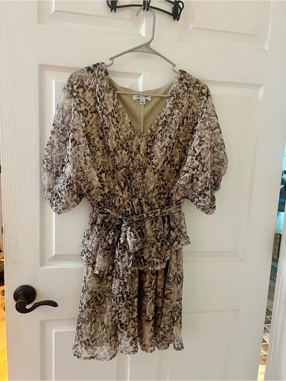 She + Sky Beige Leopard Tiered V-Neck Puff Sleeve Dress